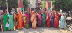 सकलडीहा में बिजली विभाग की मनमानी के खिलाफ महिलाओं का प्रदर्शन